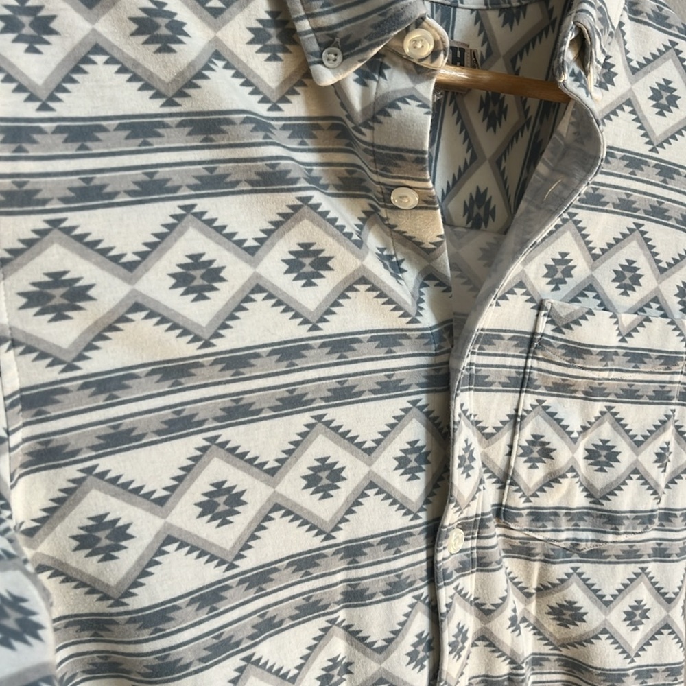 Duluth Untucked Men’s Gray Aztec Print shirt 100% cotton